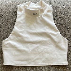white alo mockneck crop tank size xs